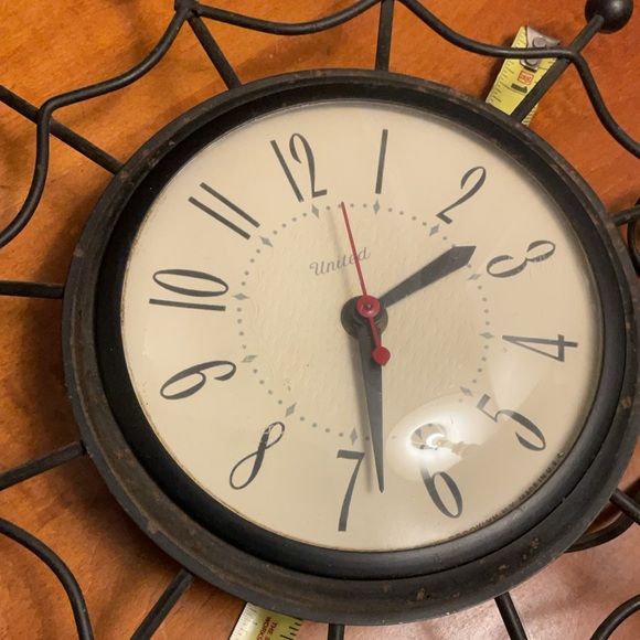 Vintage Starburst/Spiderweb Electric Clock - Picture 2 of 4